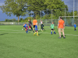 Laatste training S.K.N.W.K. JO7-1 (partijtje tegen de ouders) van maandag 27 mei 2024 (86/180)